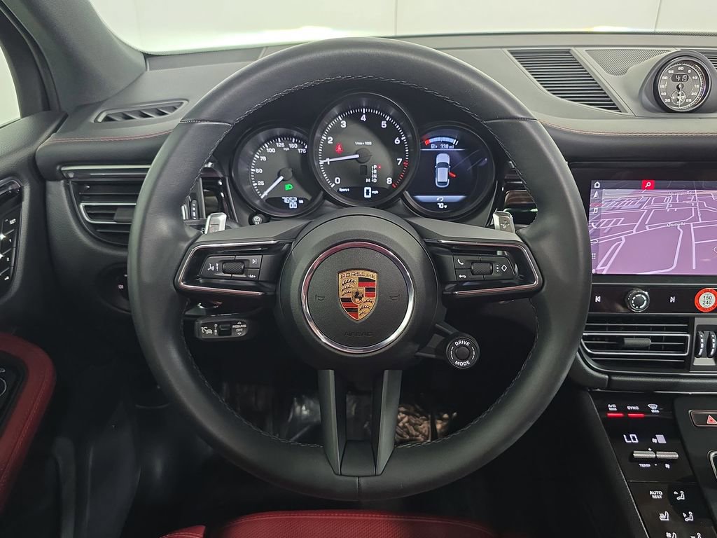 Certified 2025 Porsche Macan image 14