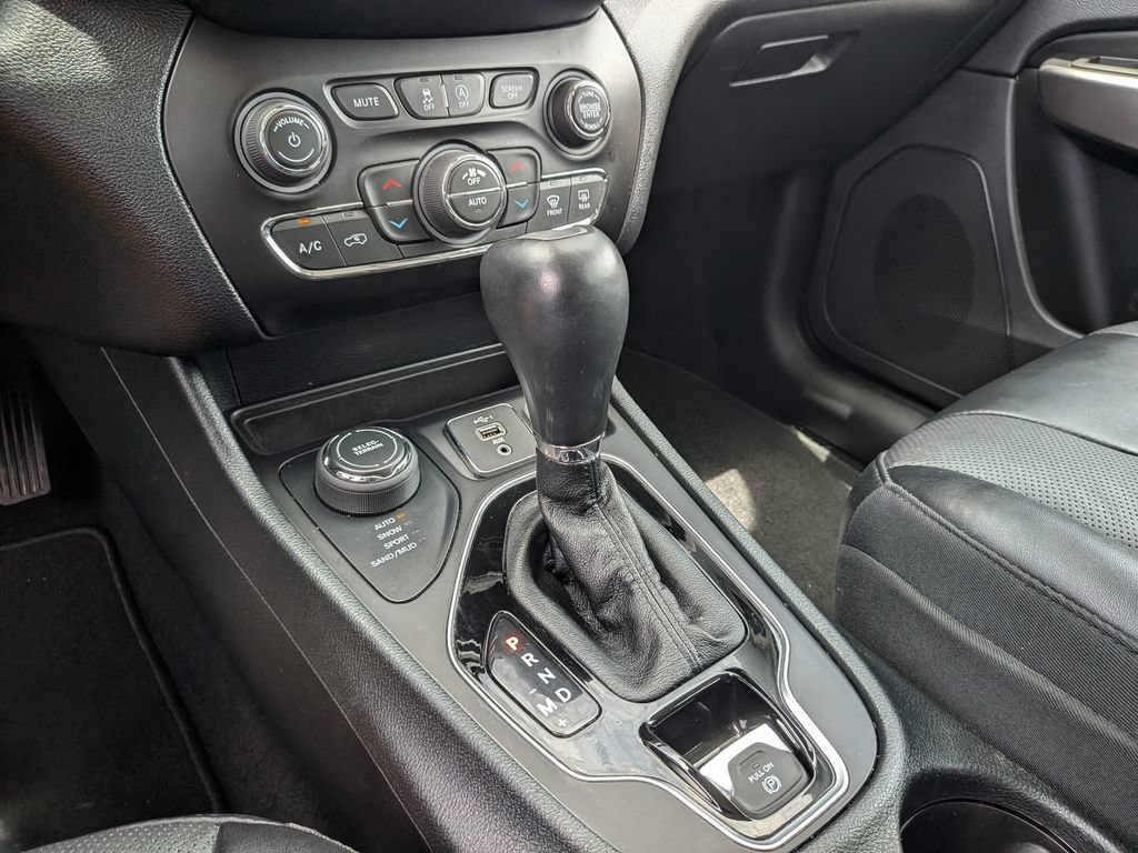 Used 2022 Jeep Cherokee Limited w/ Elite Package AWD/4WD image 24