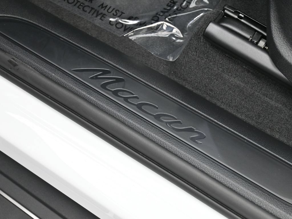 Certified 2025 Porsche Macan Turbo AWD/4WD image 28