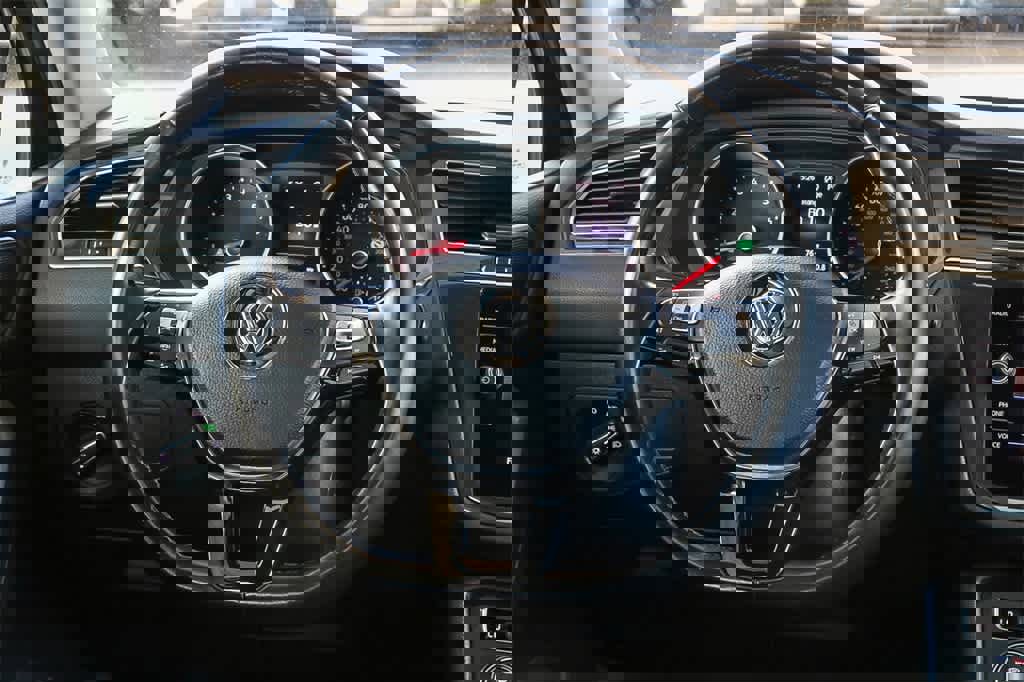 Used 2019 Volkswagen Tiguan SE w/ Panoramic Sunroof Package image 16