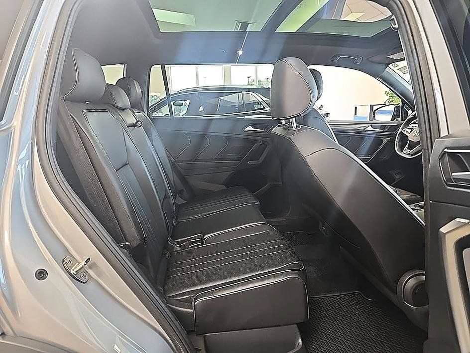 Used 2022 Volkswagen Tiguan SE R-Line AWD/4WD image 34