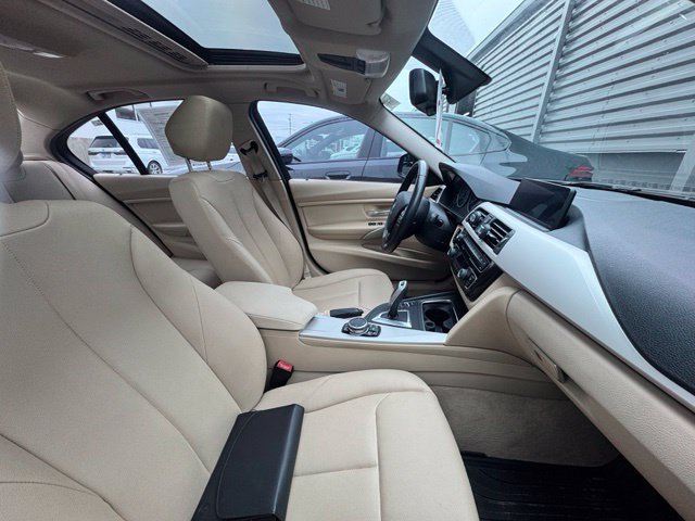 Used 2016 BMW 320i xDrive Sedan AWD/4WD image 4