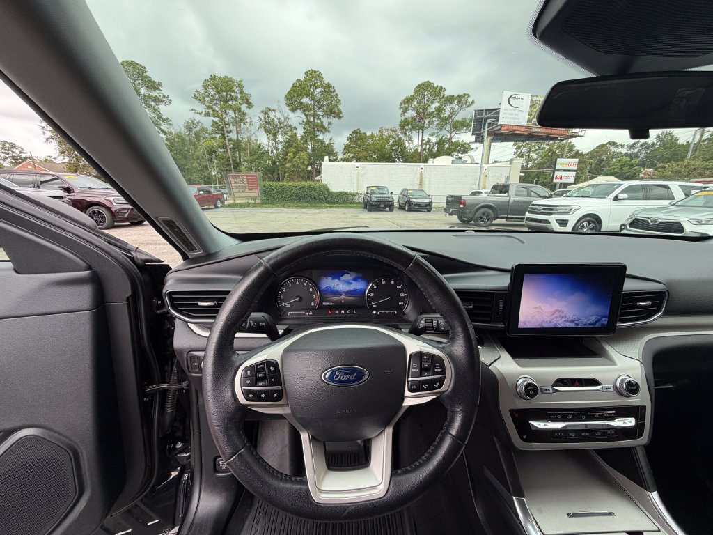 Used 2021 Ford Explorer XLT w/ Equipment Group 202A AWD/4WD image 8