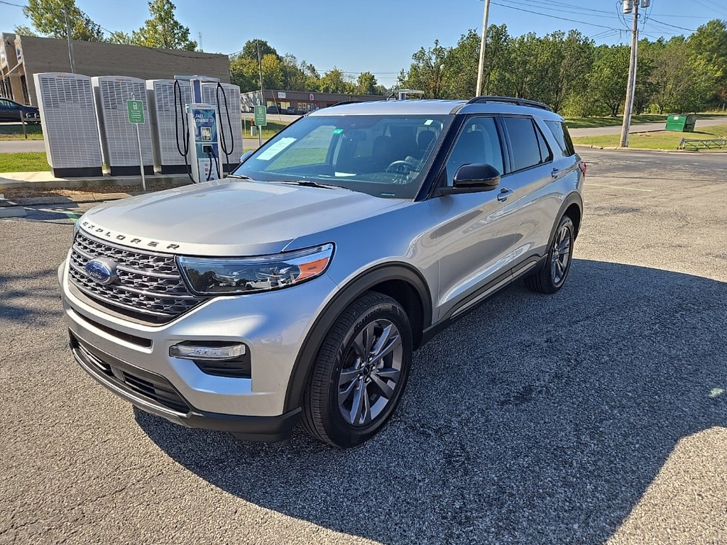 Used 2023 Ford Explorer XLT w/ Equipment Group 202A AWD/4WD image 3