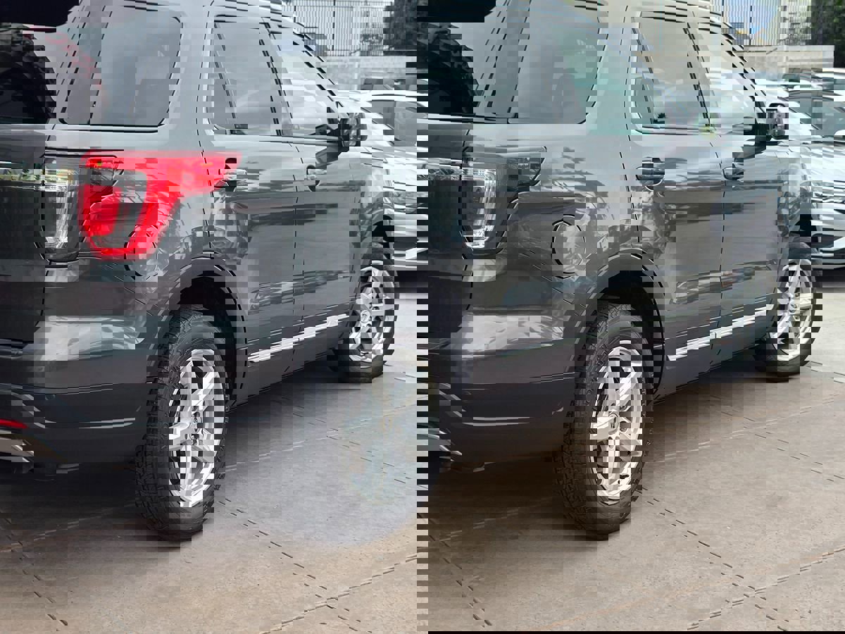 Used 2019 Ford Explorer XLT image 13