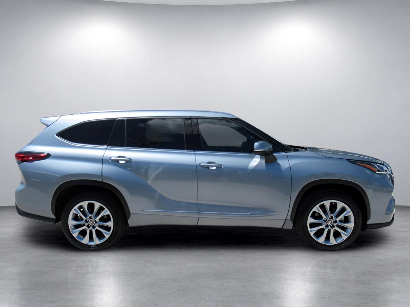 Used 2023 Toyota Highlander Limited FWD image 2