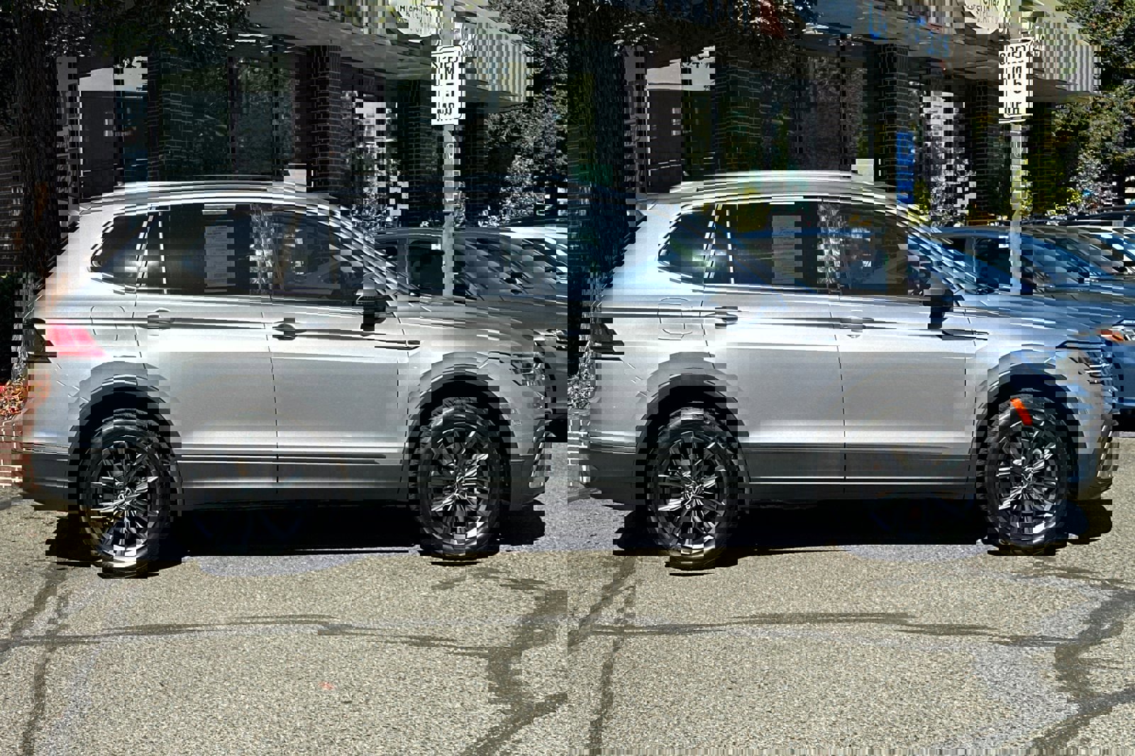 Used 2022 Volkswagen Tiguan SE image 3