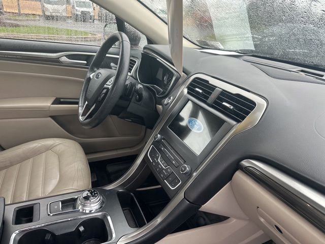 Used 2017 Ford Fusion SE w/ Fusion SE Technology Package image 15