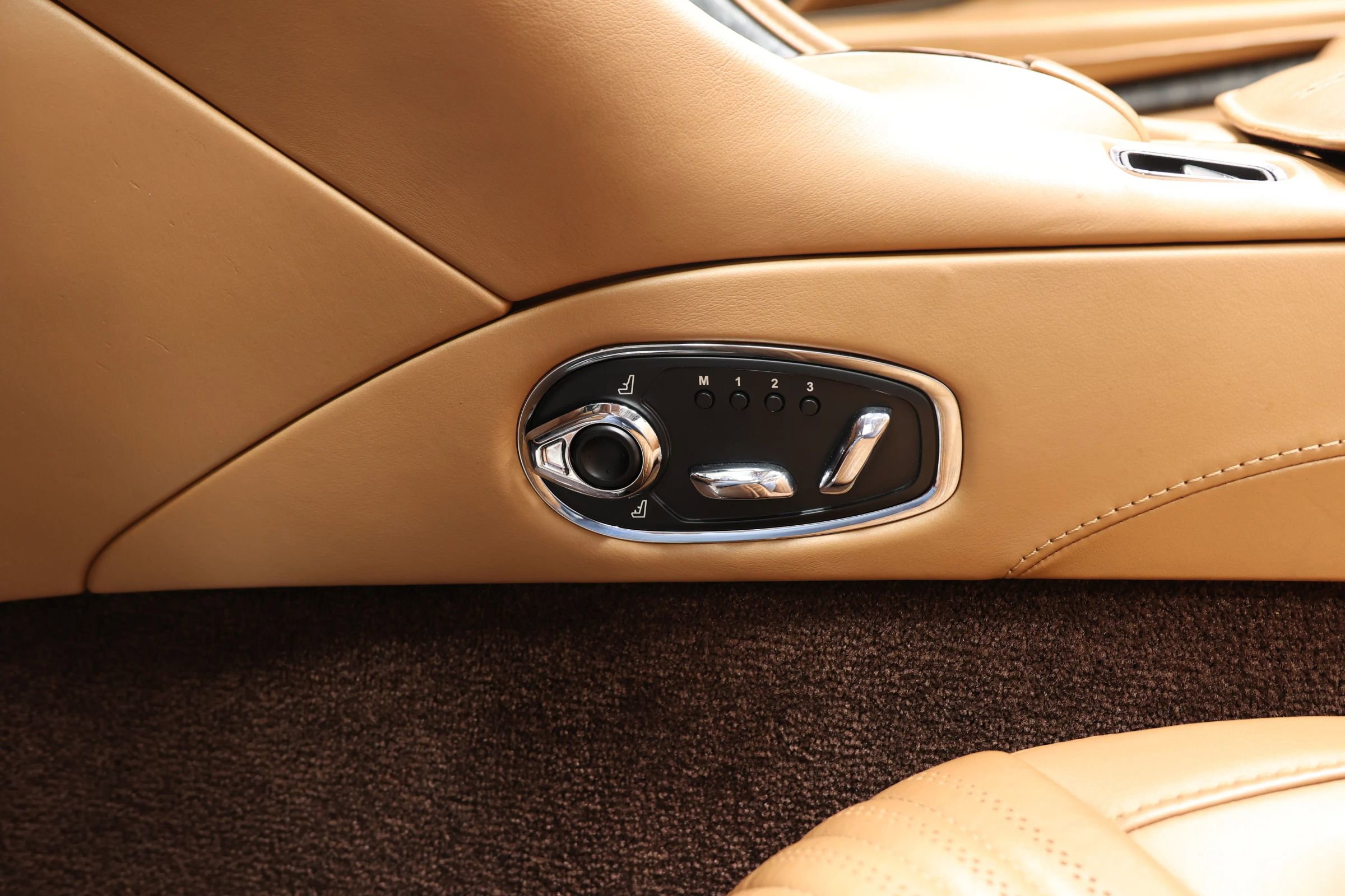 Used 2020 Aston Martin DB11 Volante image 41