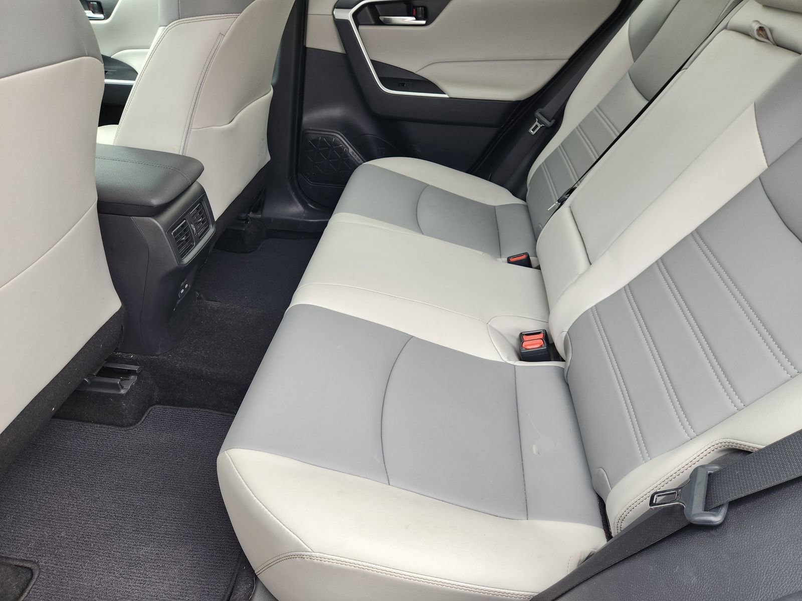 Used 2023 Toyota RAV4 XLE Premium image 35