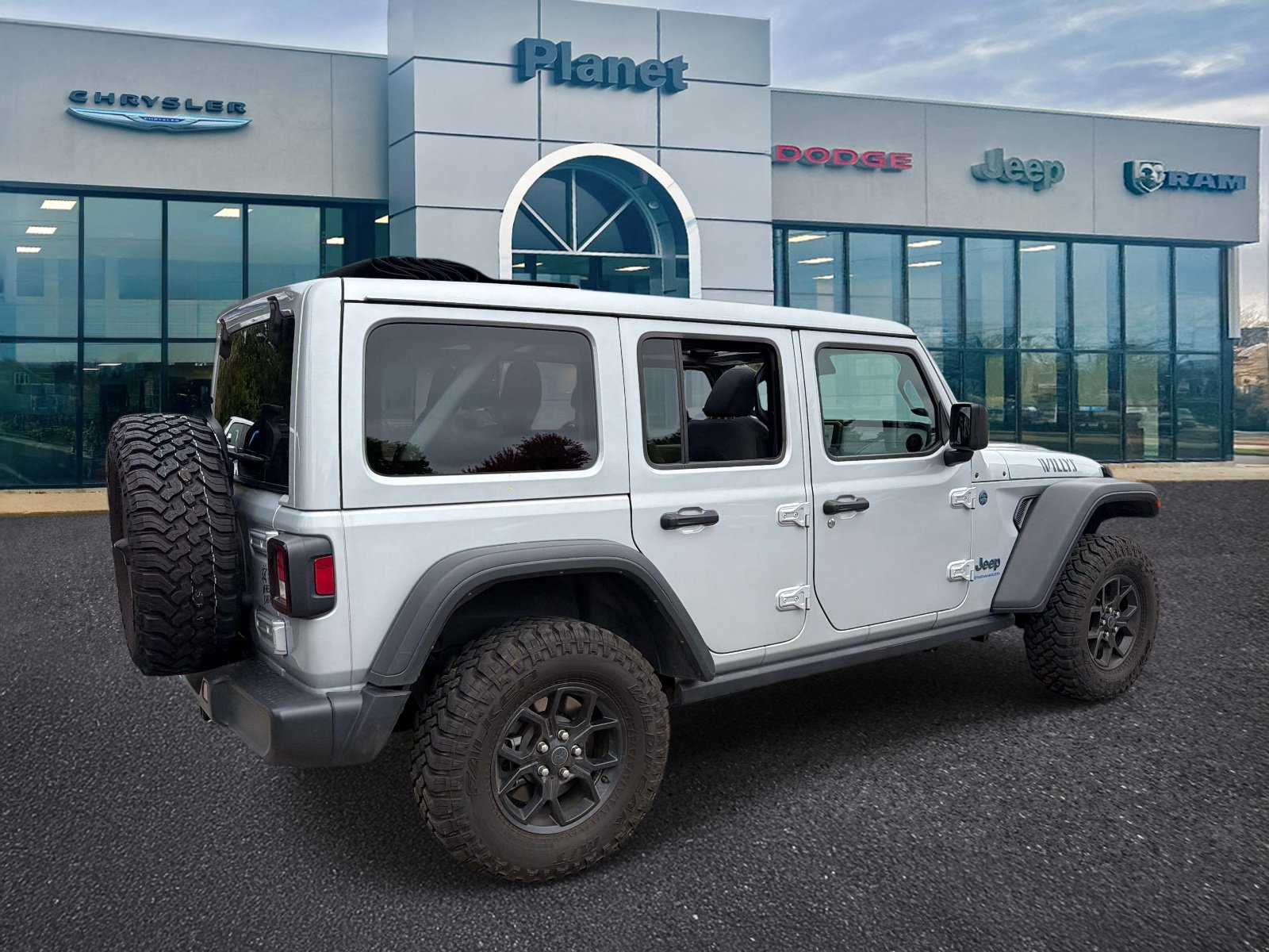 Used 2024 Jeep Wrangler Unlimited AWD/4WD image 2