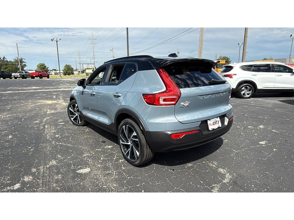 Used 2022 Volvo XC40 T5 R-Design w/ Advanced Package AWD/4WD image 5