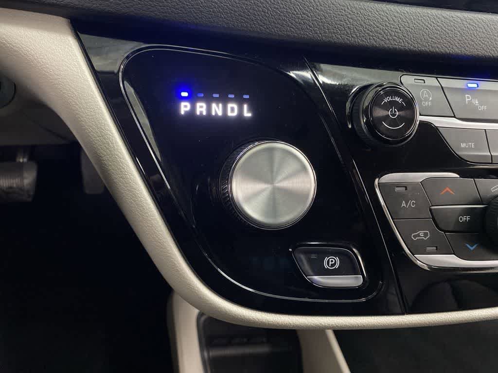 Used 2024 Chrysler Pacifica Touring-L image 27