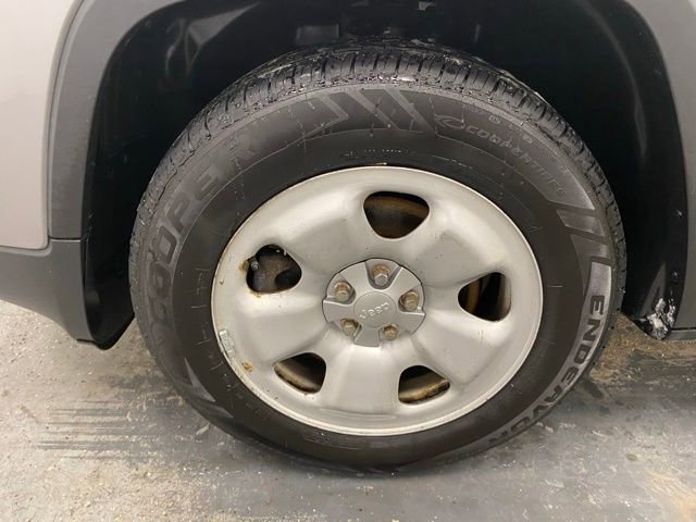 Used 2015 Jeep Cherokee Sport image 27