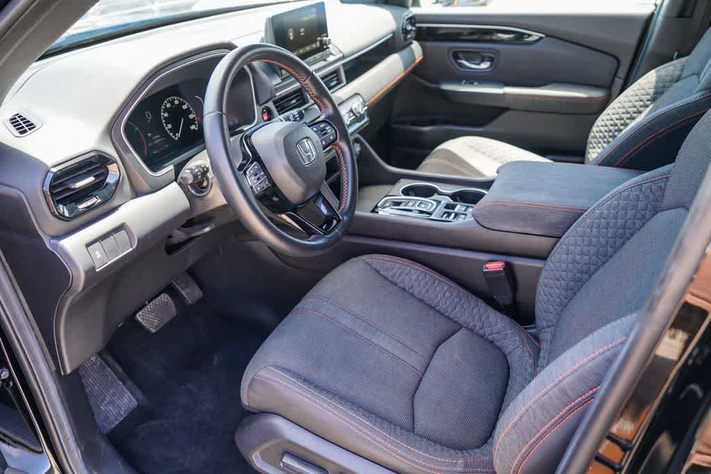 Used 2025 Honda Pilot Sport image 15