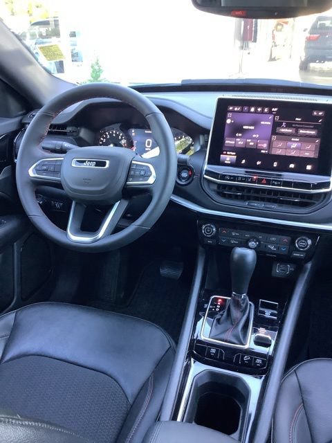 Used 2025 Jeep Compass Trailhawk w/ Trailhawk Convenience Group AWD/4WD image 12