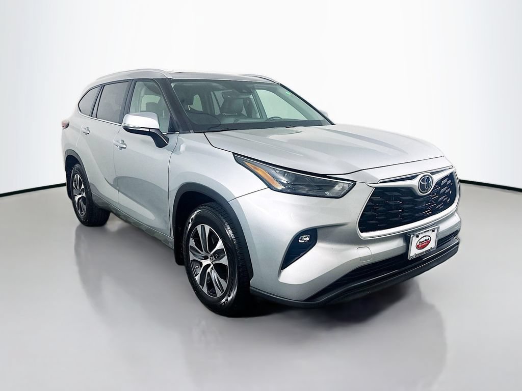 Certified 2024 Toyota Highlander XLE AWD/4WD image 3