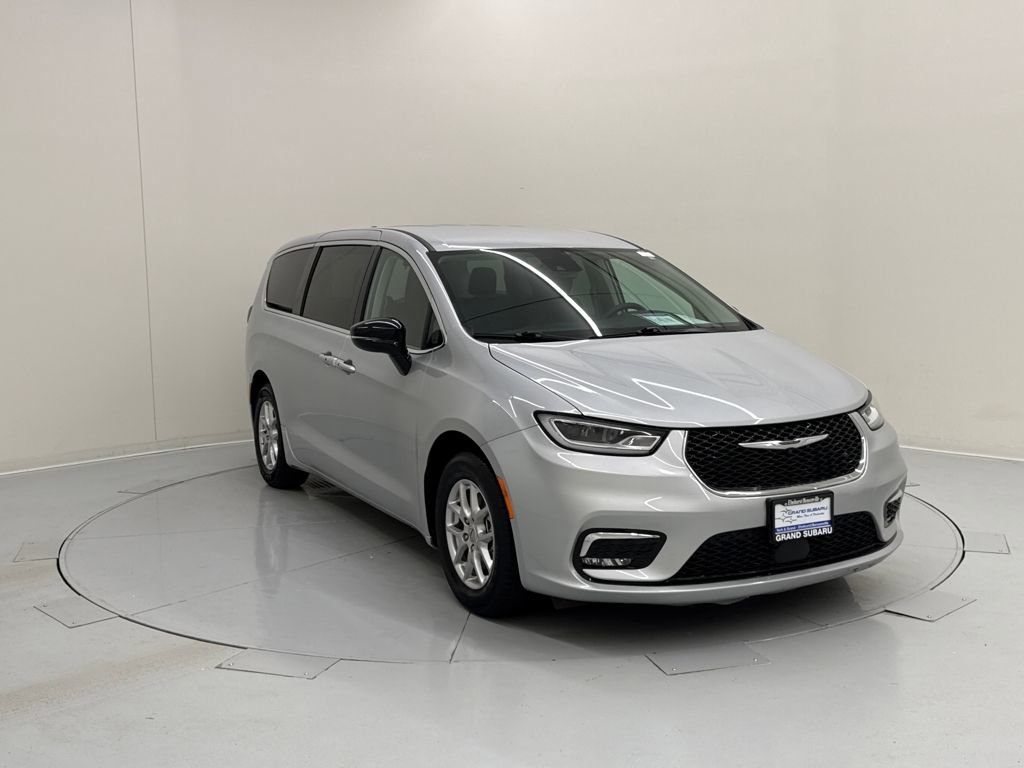 Used 2024 Chrysler Pacifica Touring-L image 7