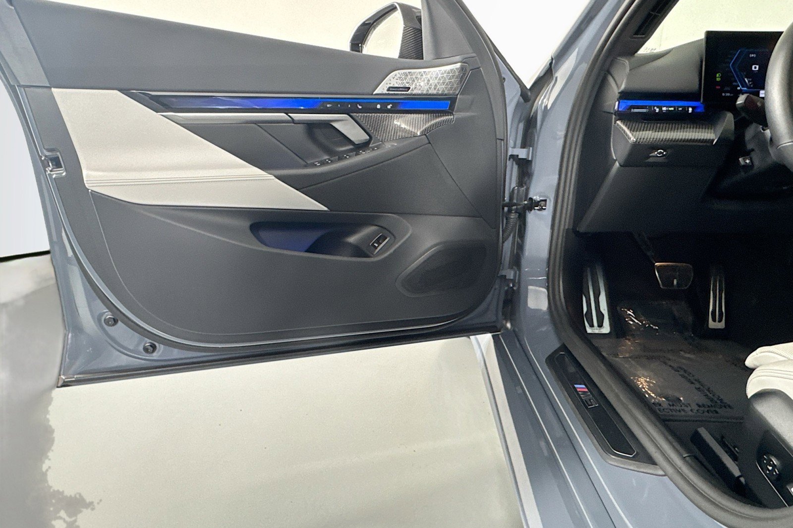 Used 2025 BMW M5 w/ Carbon Package image 21