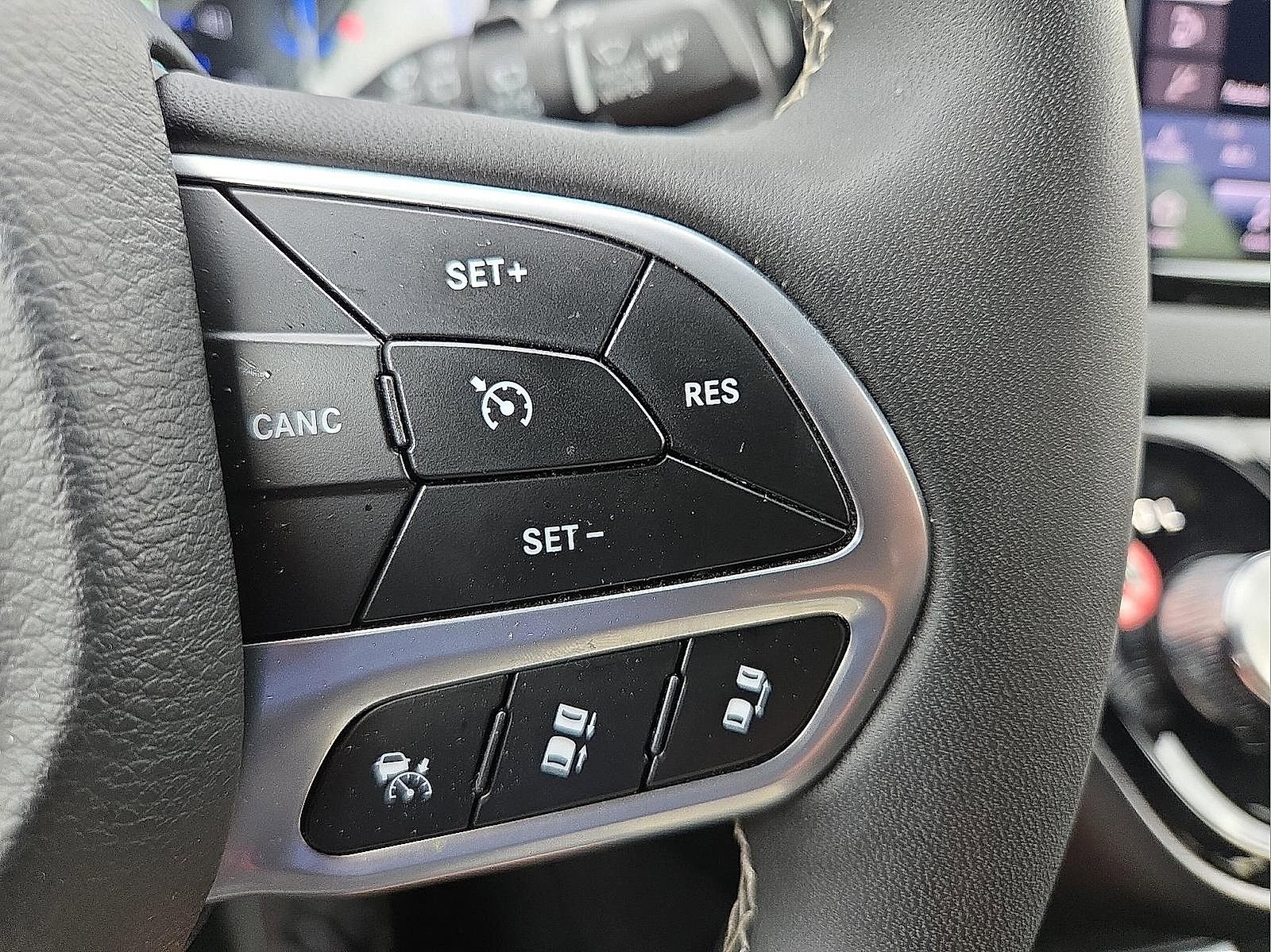 Used 2025 Chrysler Pacifica Select FWD image 18