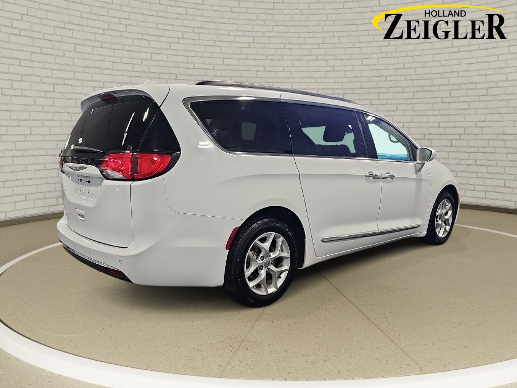 Used 2017 Chrysler Pacifica Touring-L w/ Tire & Wheel Group FWD image 5