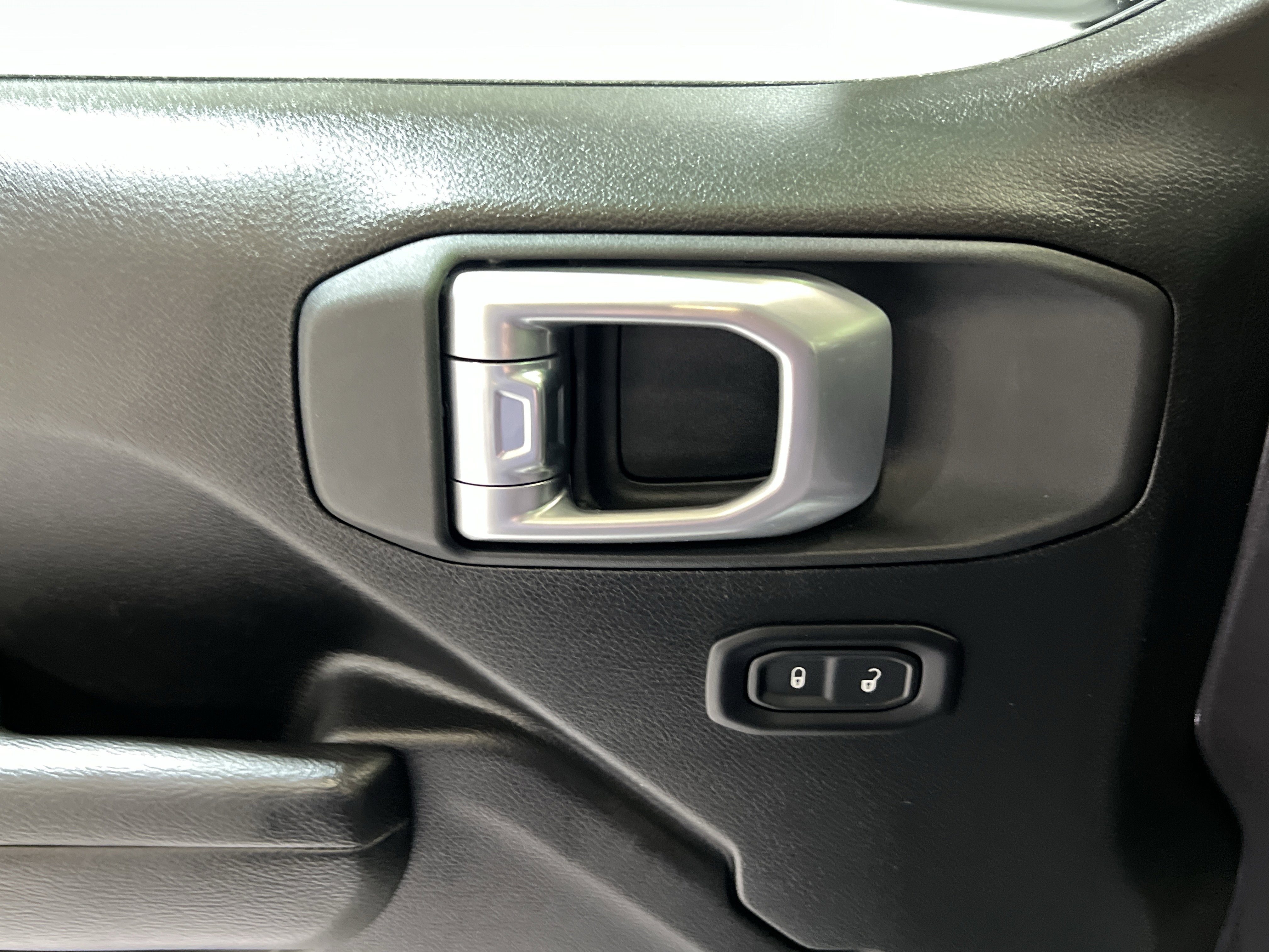 Used 2025 Jeep Wrangler Sport image 24