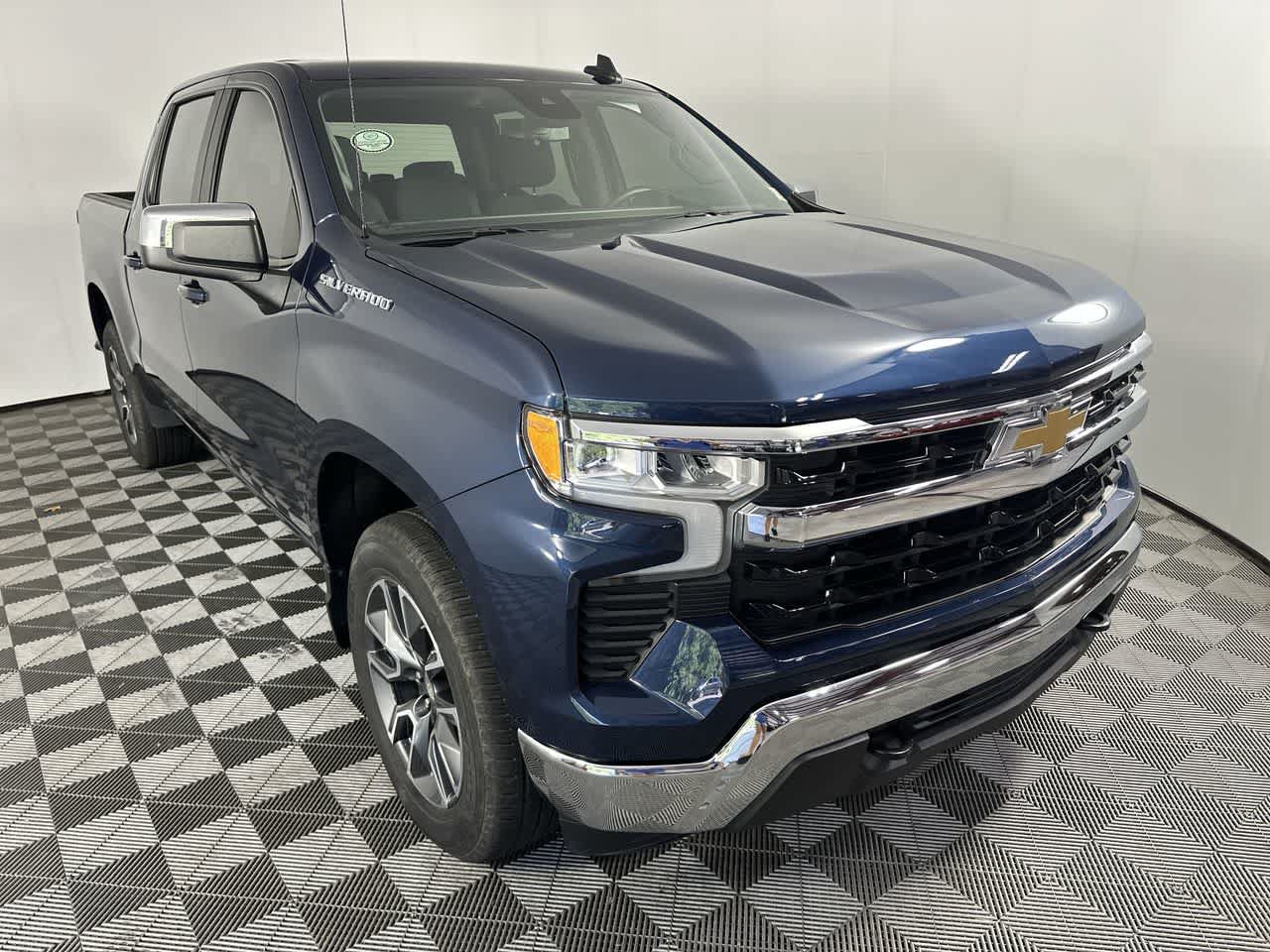 Used 2023 Chevrolet Silverado 1500 LT AWD/4WD image 2