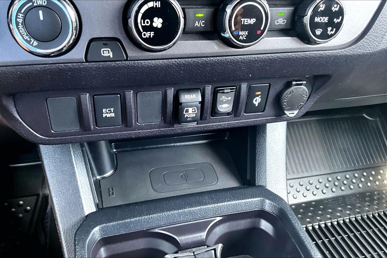 Used 2018 Toyota Tacoma TRD Sport AWD/4WD image 29
