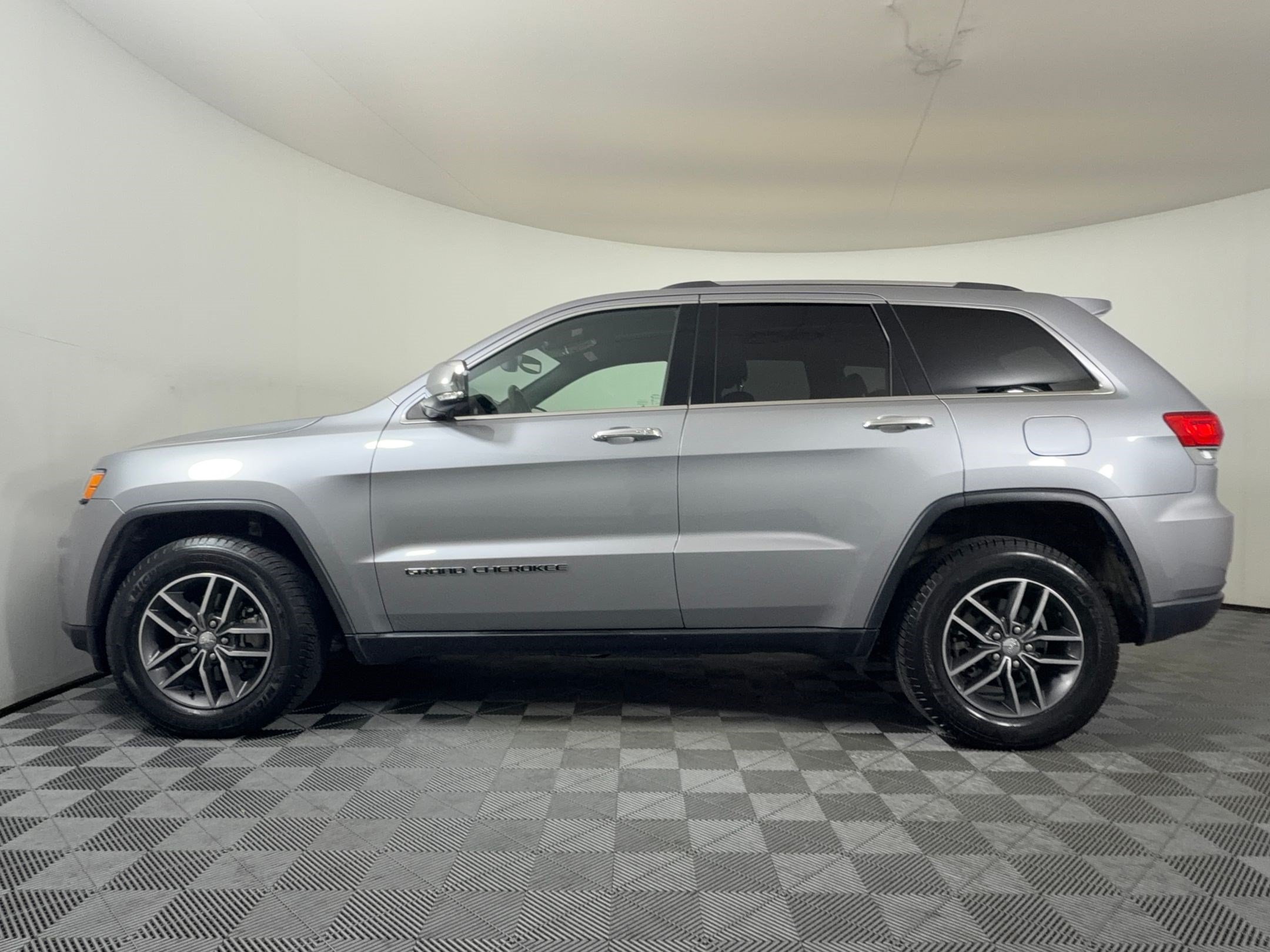 Used 2017 Jeep Grand Cherokee Limited AWD/4WD image 2