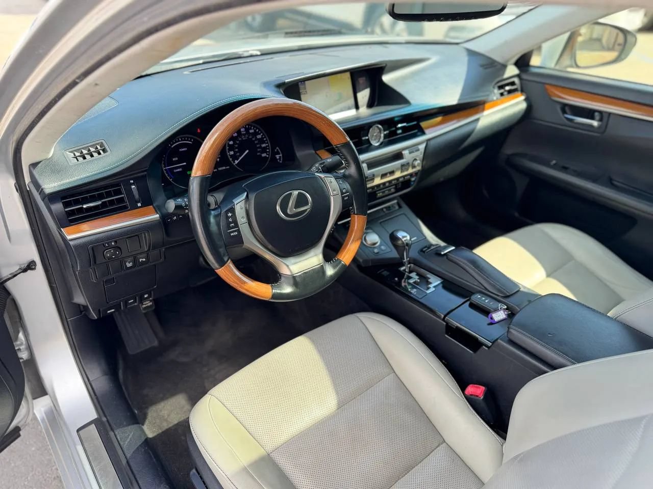 Used 2014 Lexus ES 300h w/ Premium Package w/Bamboo Trim FWD image 21
