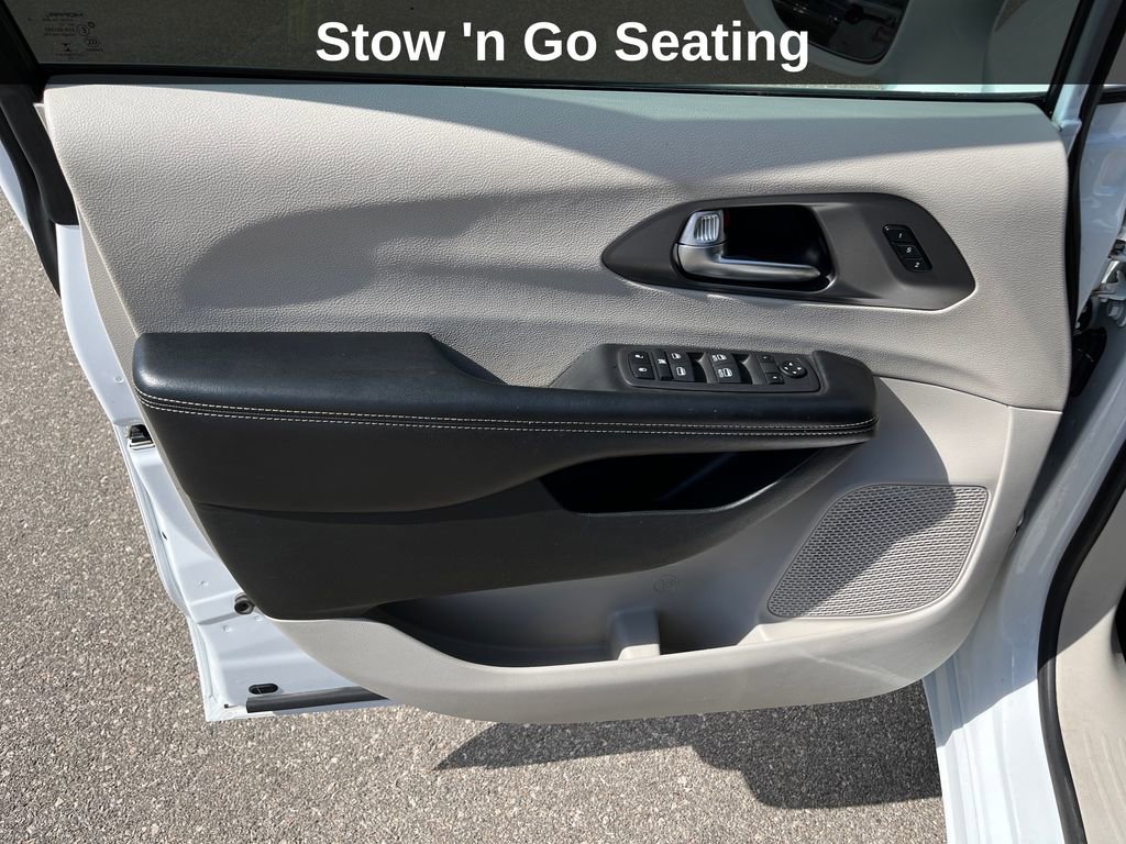 Used 2022 Chrysler Pacifica Touring-L FWD image 13