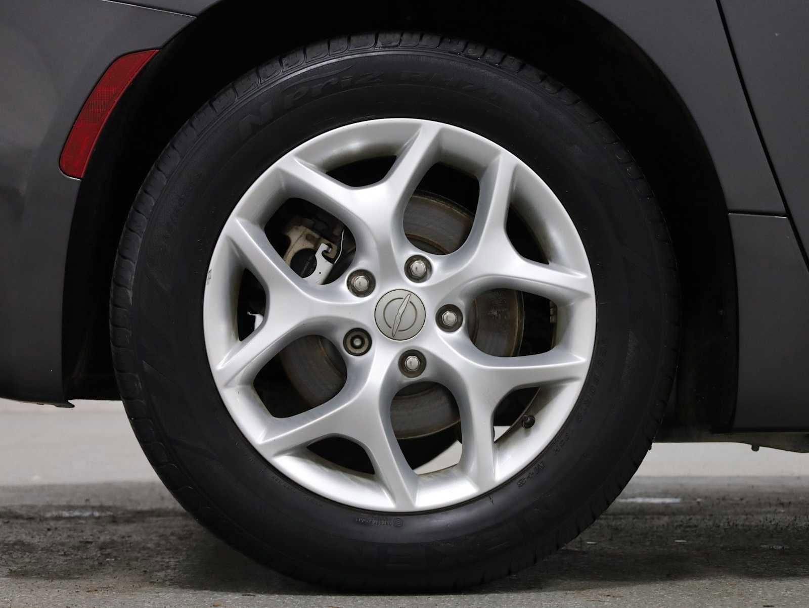 Used 2018 Chrysler Pacifica Touring Plus w/ Tire & Wheel Group FWD image 35