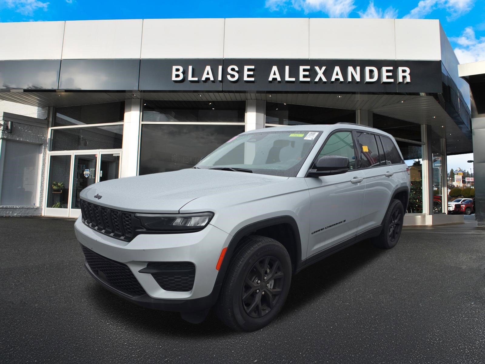 Used 2024 Jeep Grand Cherokee Altitude AWD/4WD image 8