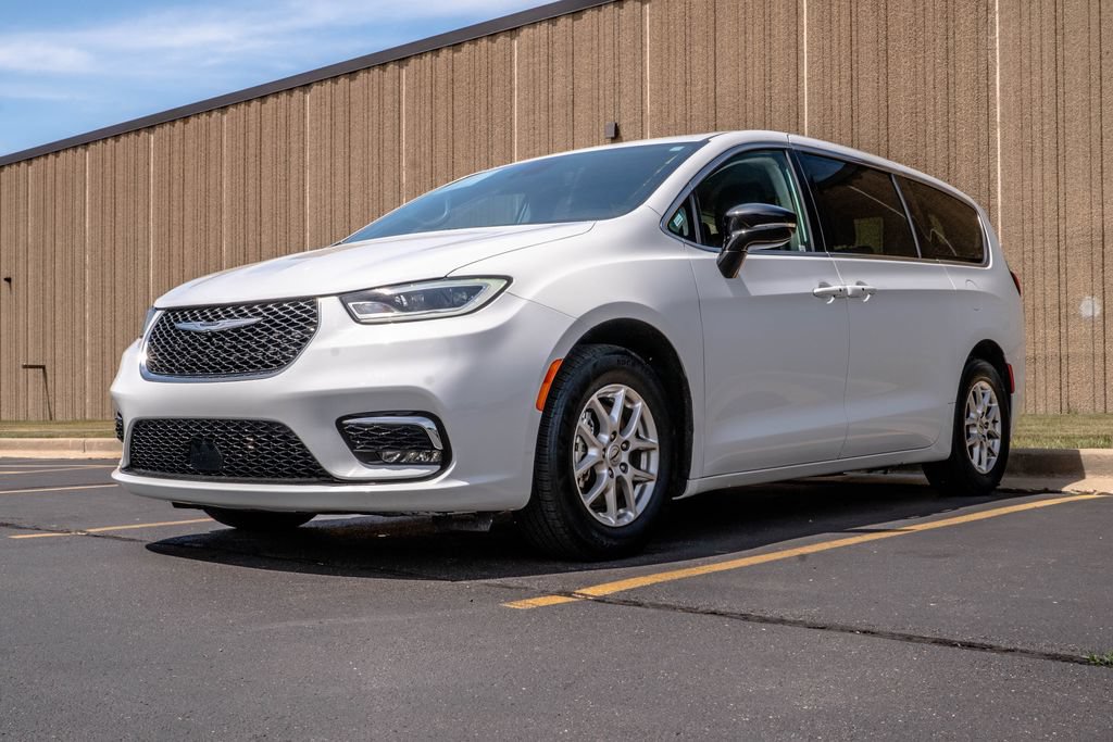 Used 2024 Chrysler Pacifica Touring-L FWD image 3
