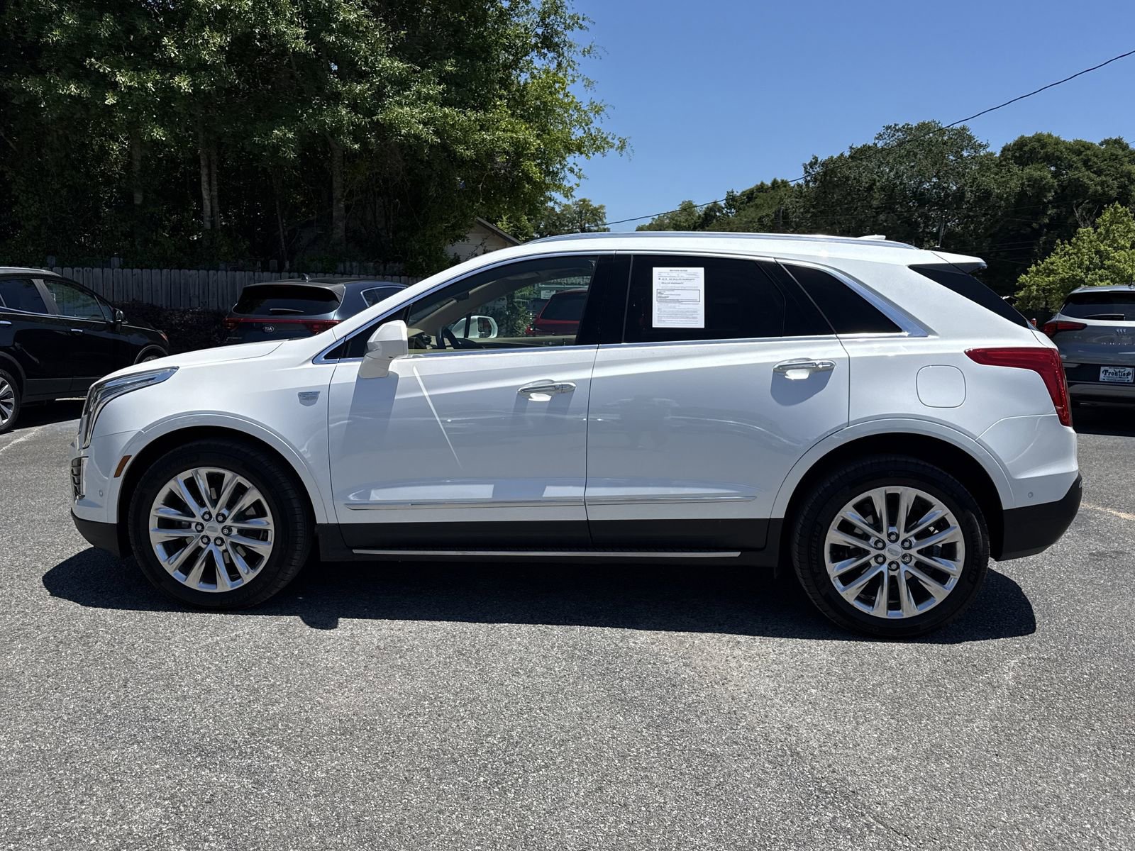 Used 2017 Cadillac XT5 Platinum w/ Driver Assist Package AWD/4WD image 2