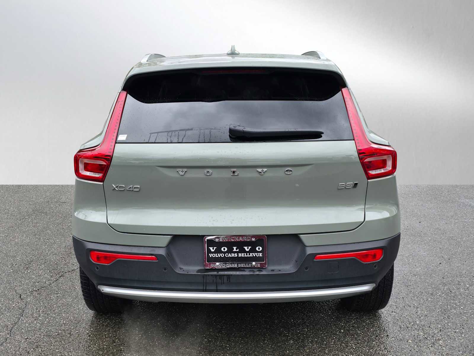 Certified 2025 Volvo XC40 B5 Plus AWD/4WD image 5