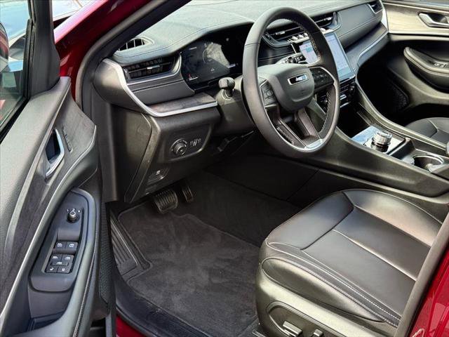 Certified 2025 Jeep Grand Cherokee L Limited w/ Black Appearance Package image 9