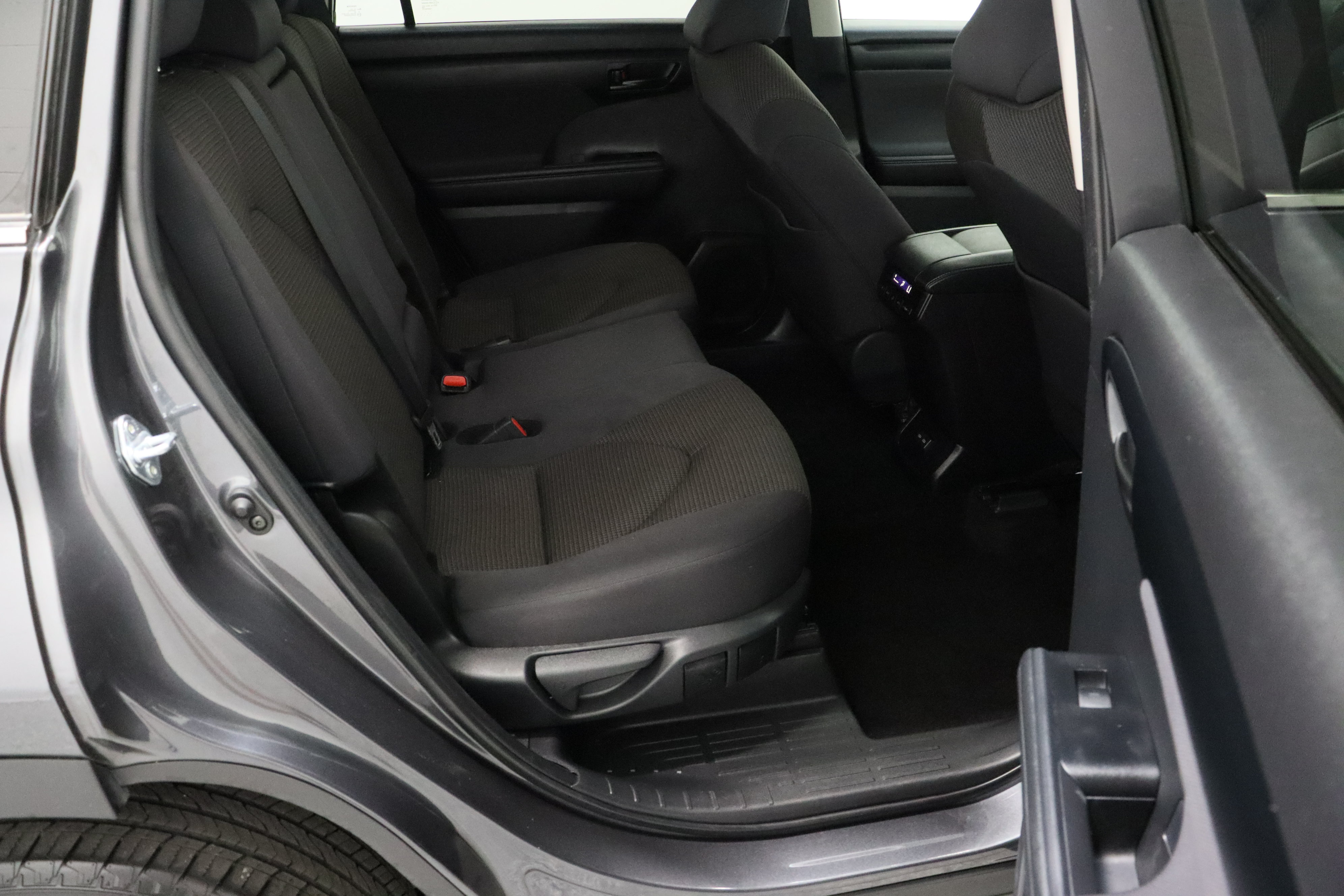 Used 2025 Toyota Highlander LE FWD image 36