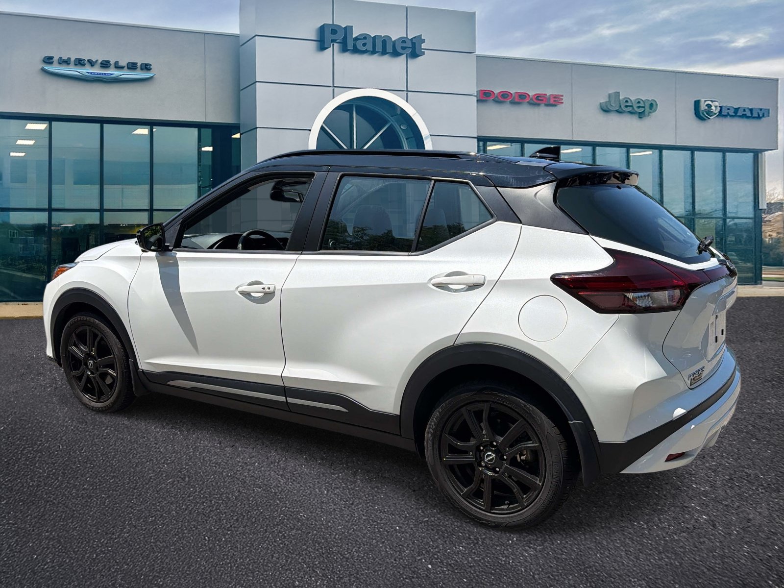 Used 2023 Nissan Kicks SR w/ SR Premium Package FWD image 3