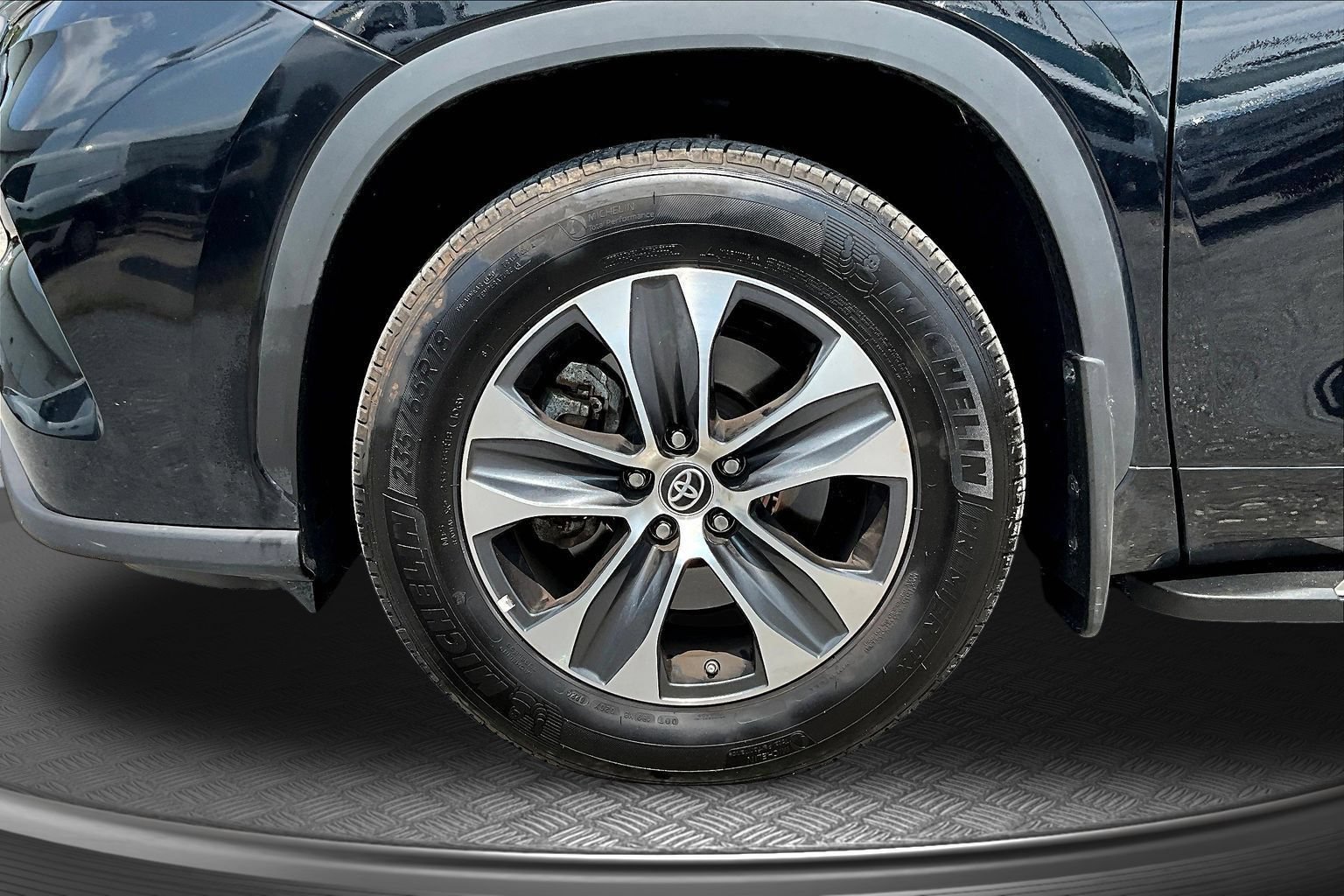 Used 2024 Toyota Highlander XLE AWD/4WD image 32