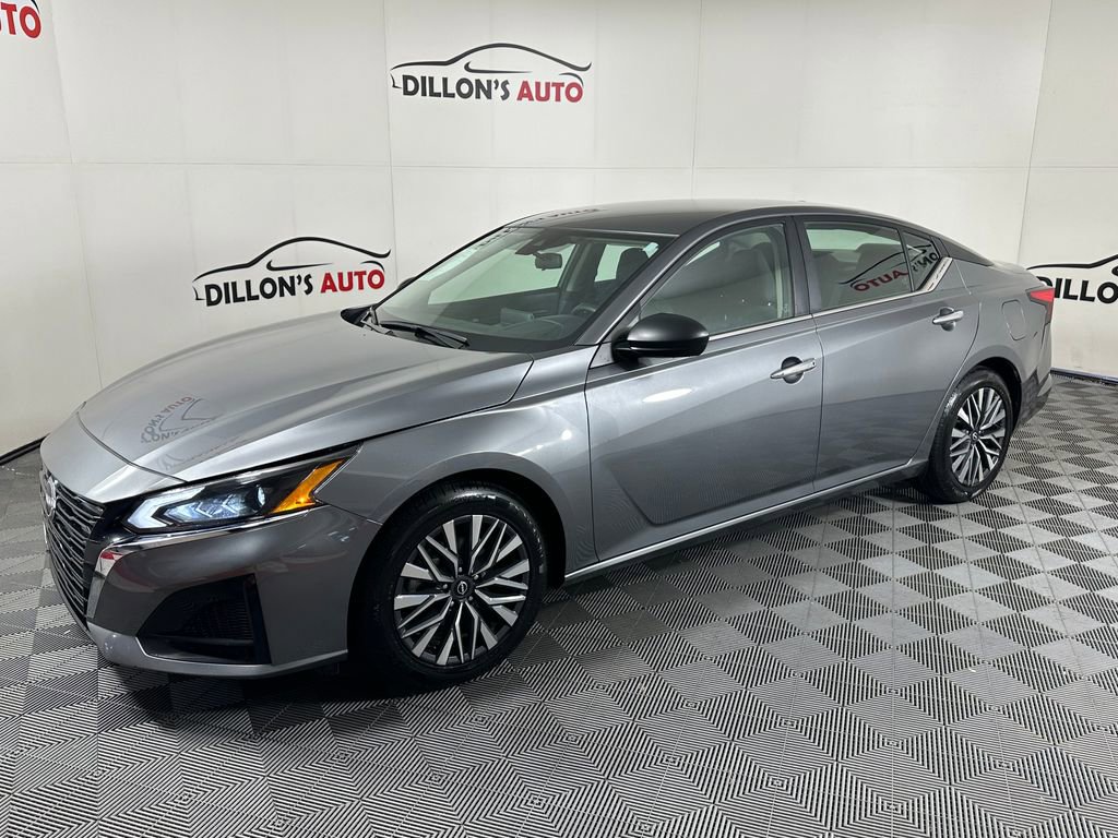 Used 2024 Nissan Altima 2.5 SV FWD image 2