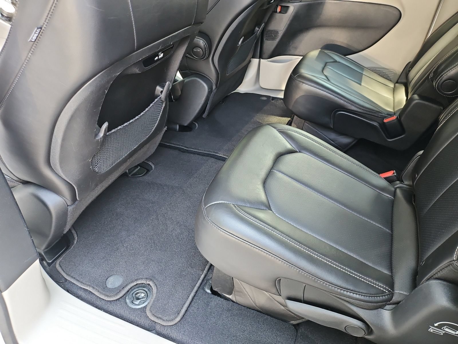 Used 2023 Chrysler Pacifica Touring-L FWD image 33