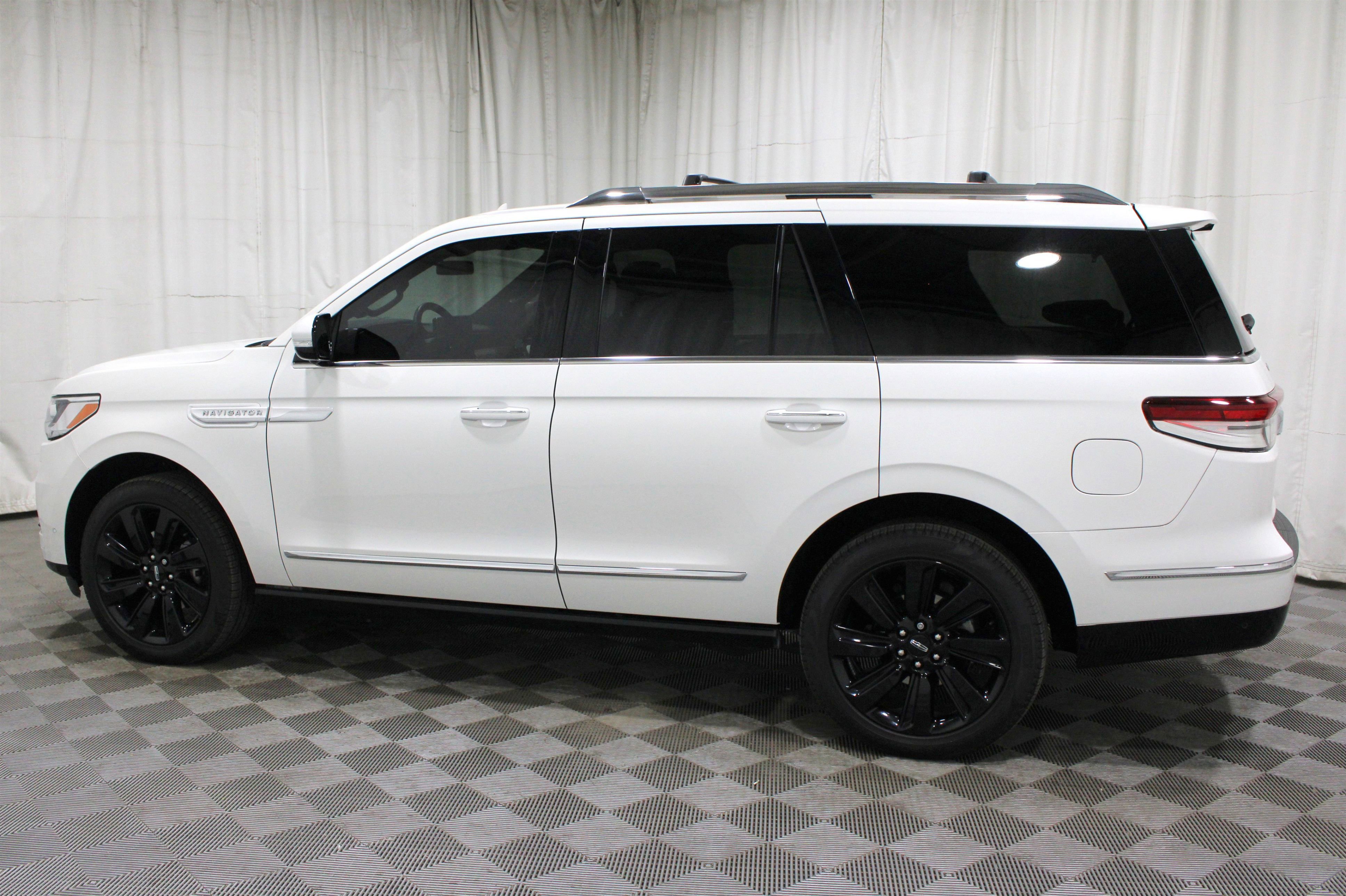 Used 2024 Lincoln Navigator Reserve AWD/4WD image 32