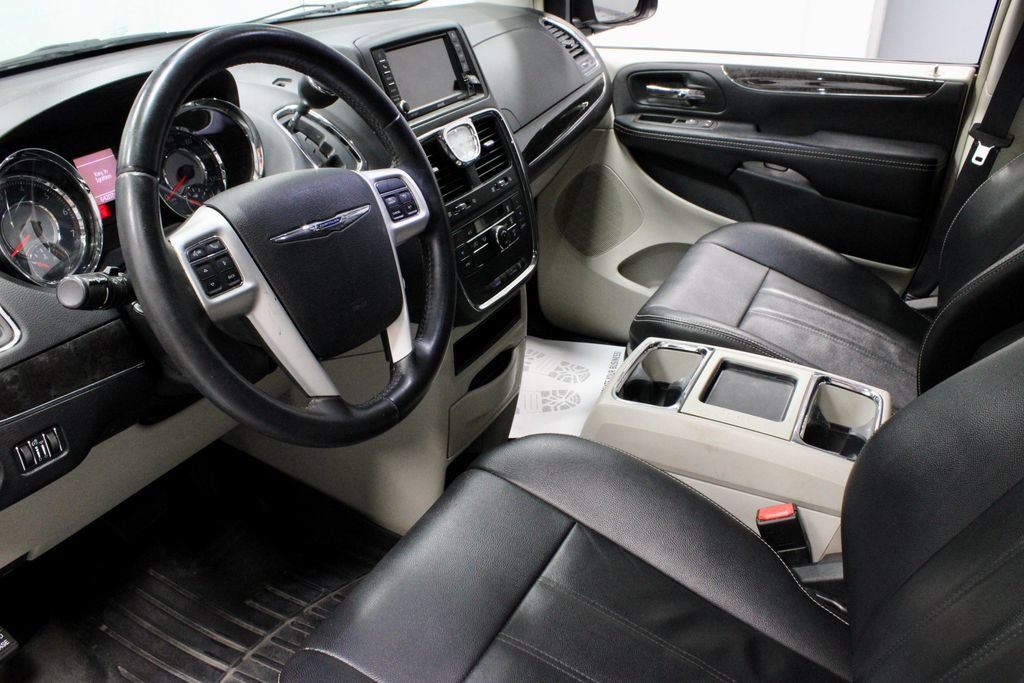 Used 2016 Chrysler Town & Country Touring FWD image 25