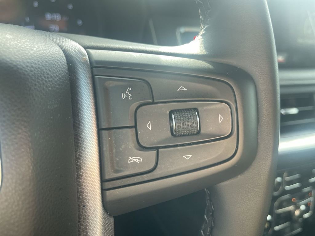 Used 2024 GMC Yukon SLT w/ SLT Luxury Package image 11