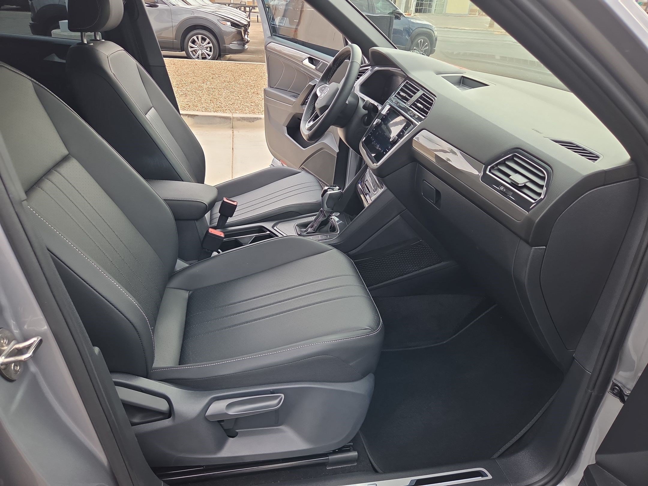 Used 2023 Volkswagen Tiguan SE R-Line FWD image 29