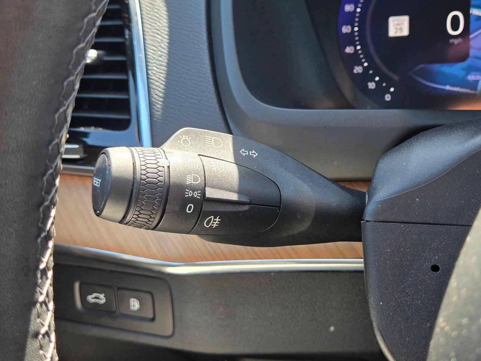 Certified 2024 Volvo XC90 T8 Plus AWD/4WD image 21