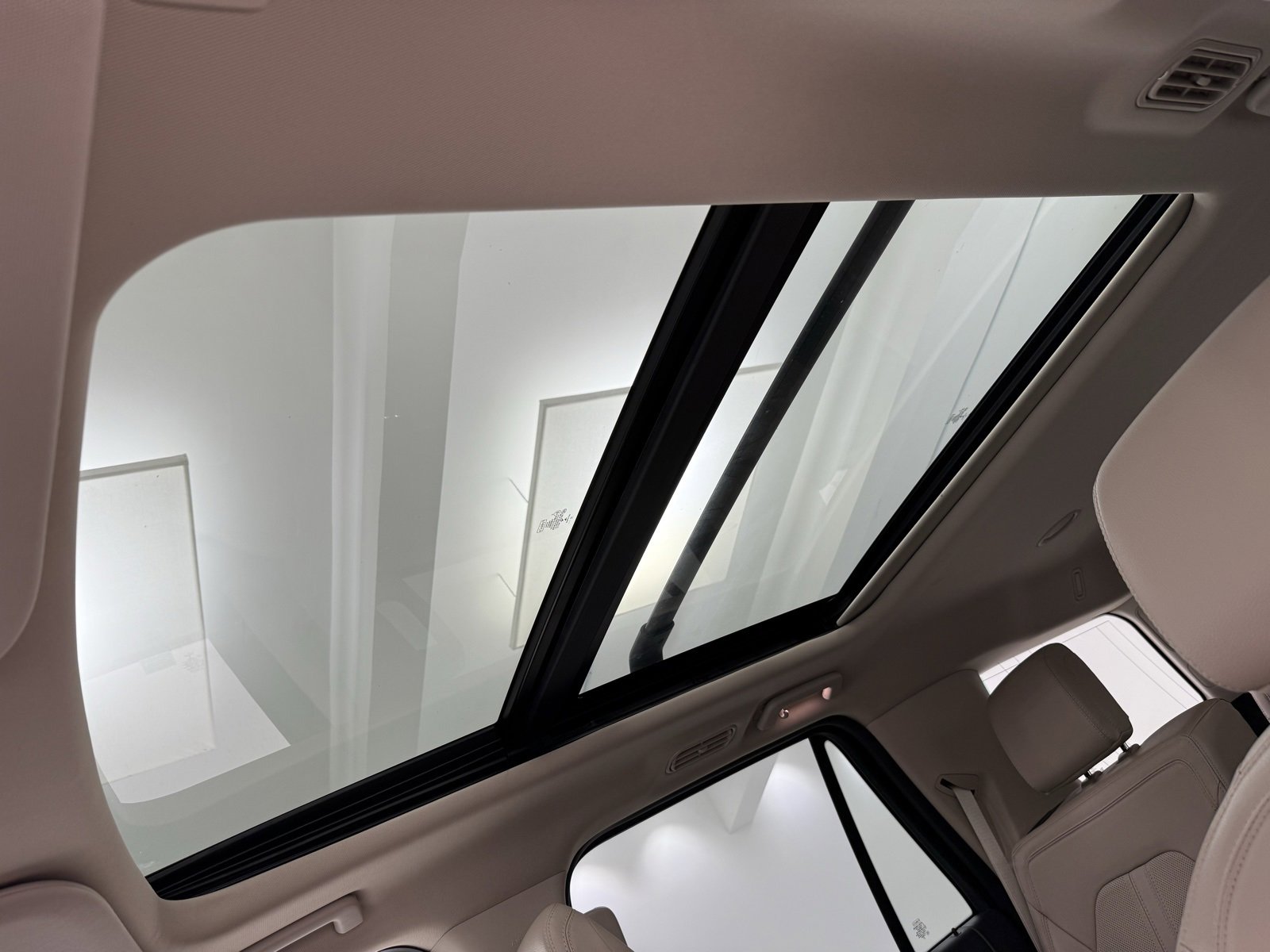 Used 2022 Ford Expedition Limited image 32