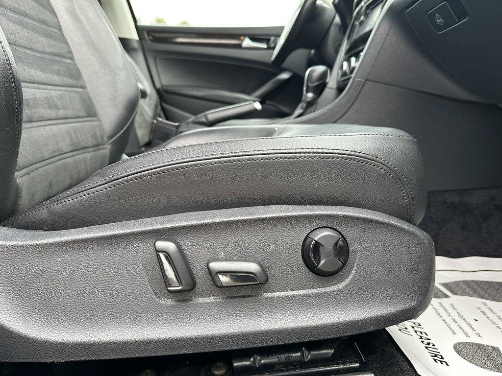 Used 2015 Volkswagen Passat 1.8T SEL Premium FWD image 32
