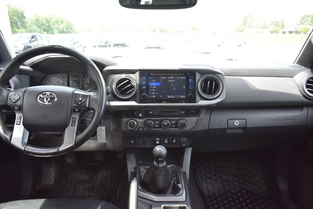 Used 2018 Toyota Tacoma SR5 AWD/4WD image 34